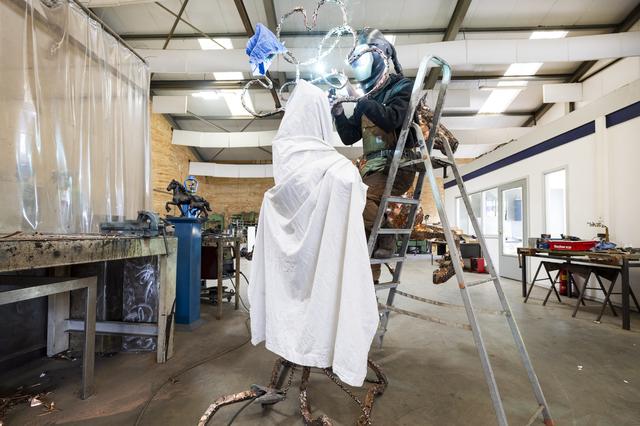 Beeldhouwer Hans Jouta met het kunstwerk waarvan het onderste deel geheim moet blijven.