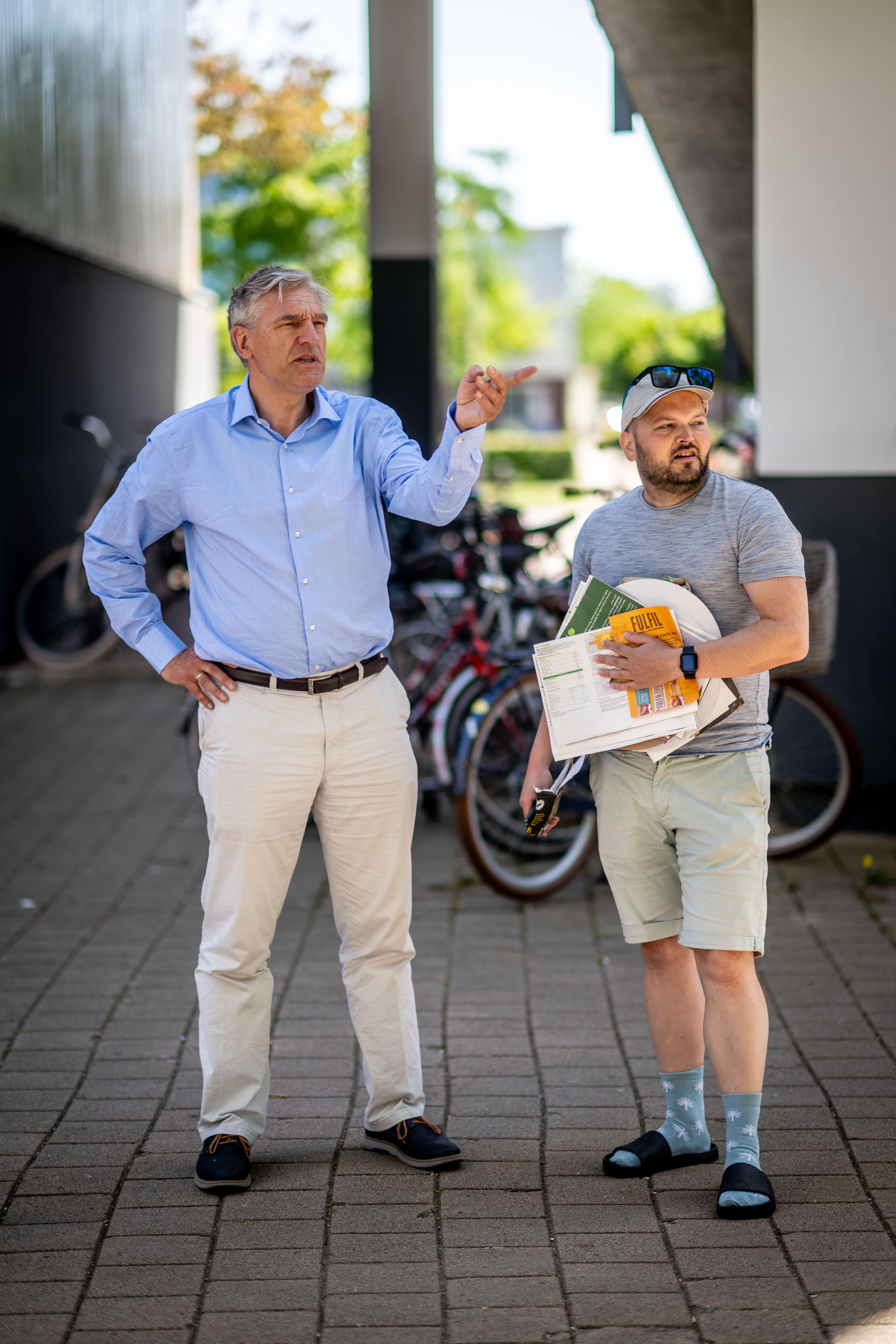 Michael Koopmans is onderweg naar de oud-papierbak en stuit op de eerste burger van Leeuwarden.

 