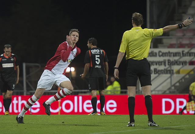 Wout Weghorst loopt juichend weg na een goal namens FC Emmen tegen Willem II. 