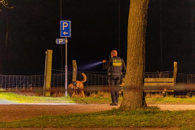 De politie zocht vannacht met honden bij het bankje in Noardburgum waar de vechtpartij plaatsvond.