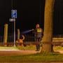 De politie zocht vannacht met honden bij het bankje in Noardburgum waar de vechtpartij plaatsvond.