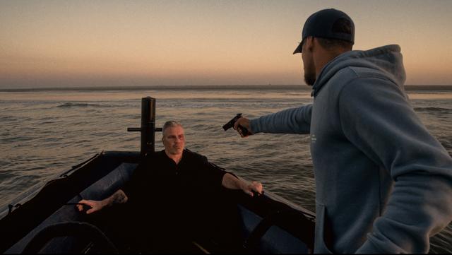 Kevin, gespeeld door Juvat Westendorp (rechts op de foto), houdt er in de nieuwe misdaadthriller 'Eb' schimmige praktijken op na.