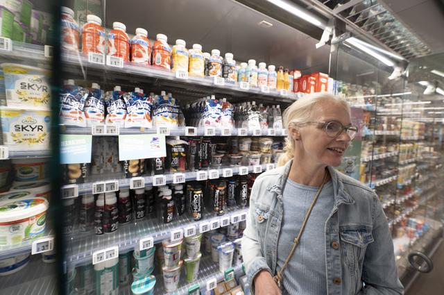 Manon de Boois in de supermarkt.