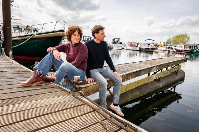 Inge en Kris van der Riet blikken terug op het leven van moeder Herma.
