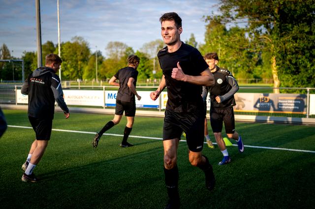 Dennis Hoekstra van Drachtster Boys tijdens een training.