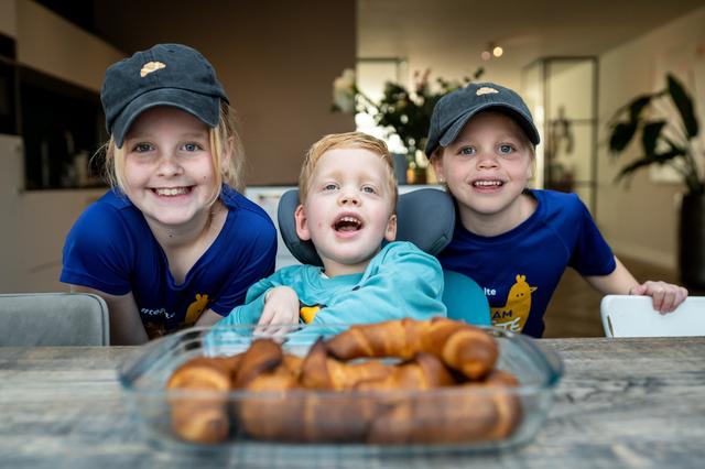 Jelte met zijn zussen Veerle en Linde in 2024. Zij verkochten tijdens Serious Request croissantjes voor Metakids. Die vond hij zo lekker.
