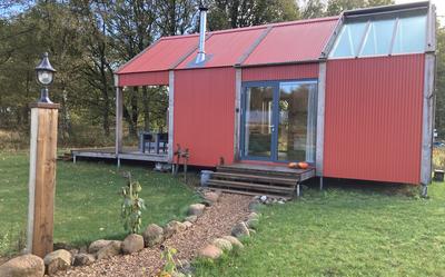 De Nature Lodge (met het glazen dak boven het slaapgedeelte).