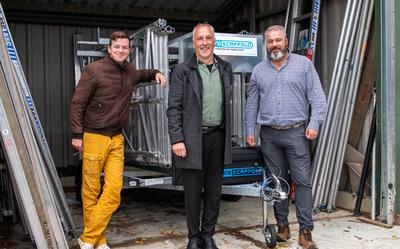 Emile Suringar, Taeke Tuinstra en Martein Speller bij de steigerloods van Bouwbedrijf Bekman in Erica. Bekman deelt de steigers met andere bedrijven in de buurt. Een voorbeeld van de deeleconomie.