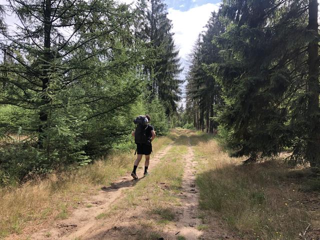 De auto mag niet mee, dus je moet lakens, slaapzakken en eten zelf meenemen.
