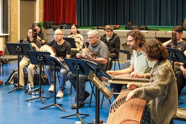 Exotische instrumenten in Echtenerbrug en, straks, Oranjewoud: het Atlas Orkest repeteert. 