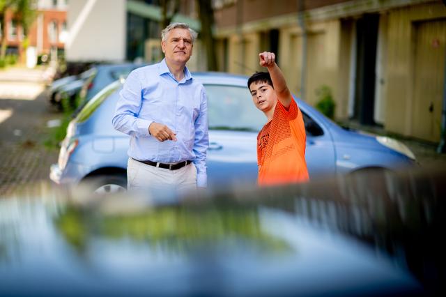 „Bent u de burgemééster?”, vraagt Boram Celik (12) die na de zomer naar het gymnasium gaat. Hij wijst aan waar hij woont. 