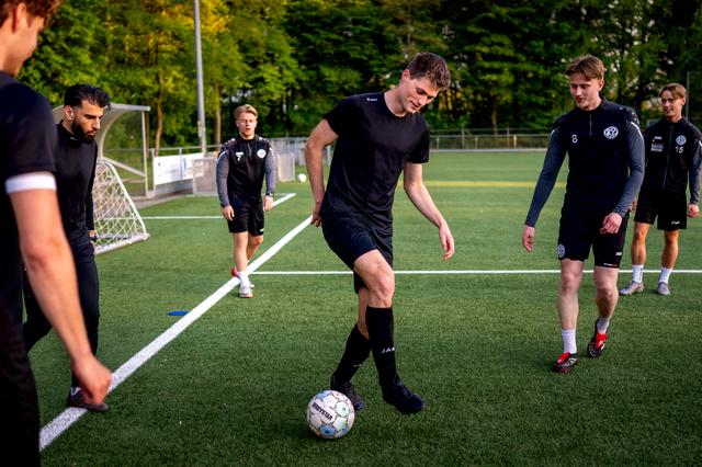 Dennis Hoekstra in actie tijdens een training van Drachtster Boys.