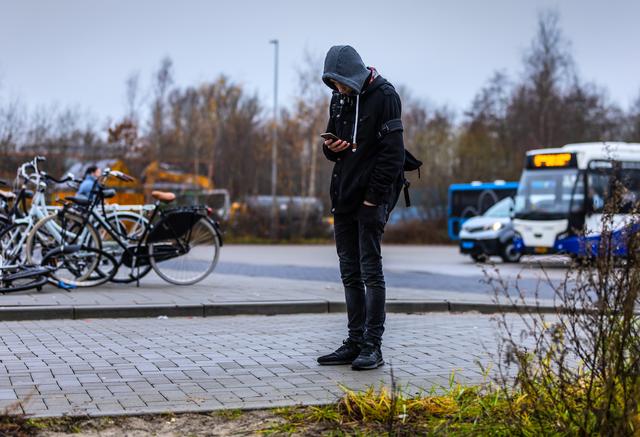 Een puber en zijn smartphone. 