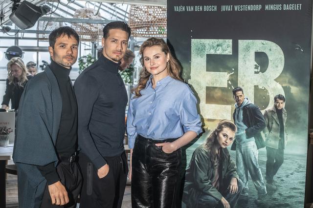 Hoofdrolspelers Mingus Dagelet, Juvat Westendorp en Vajèn van den Bosch poseren naast de filmposter, tijdens de perspresentatie van misdaadthriller 'Eb', dinsdag in Beachclub Sunset op Ameland.