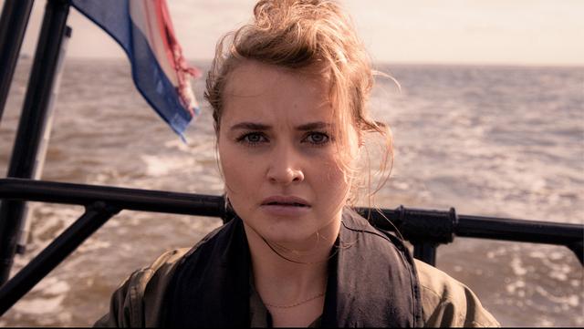 Scène uit 'Eb', waarin Vajèn van den Bosch de rol van ecoloog Lynn speelt.