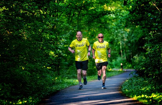 Dirk Jan Posthumus en Marcel Aalbers (rechts) staan zondag aan de start van de 10 kilometer in Leeuwarden.