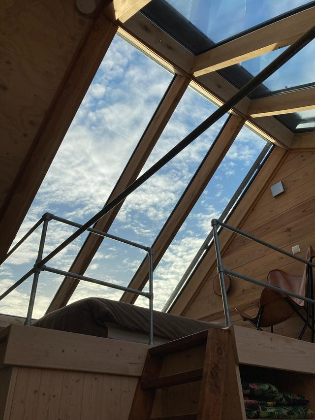 Heb je mazzel en is het helder dan kun je vanuit je bed de sterren zien.