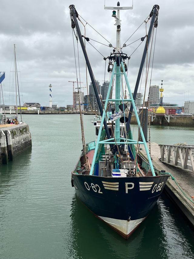 Een Oostende garnalenkotter in de haven. 