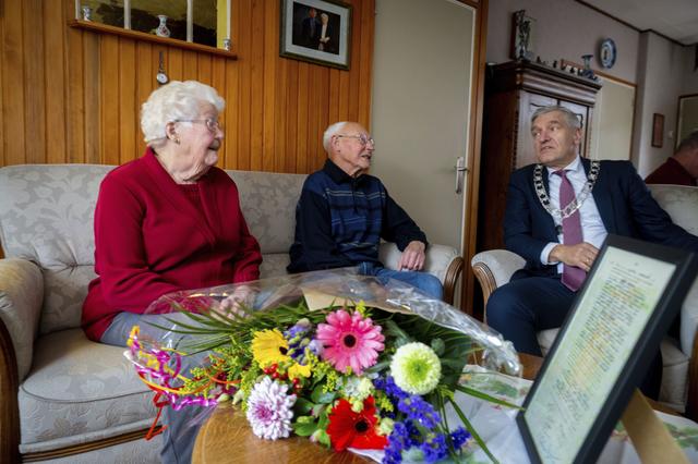 Op bezoek bij het echtpaar Moed-Koning dat vorig jaar december 70 jaar getrouwd was.