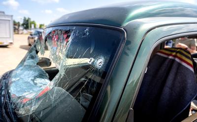 De auto van Andries Booi waarin hij werd doodgeschoten.