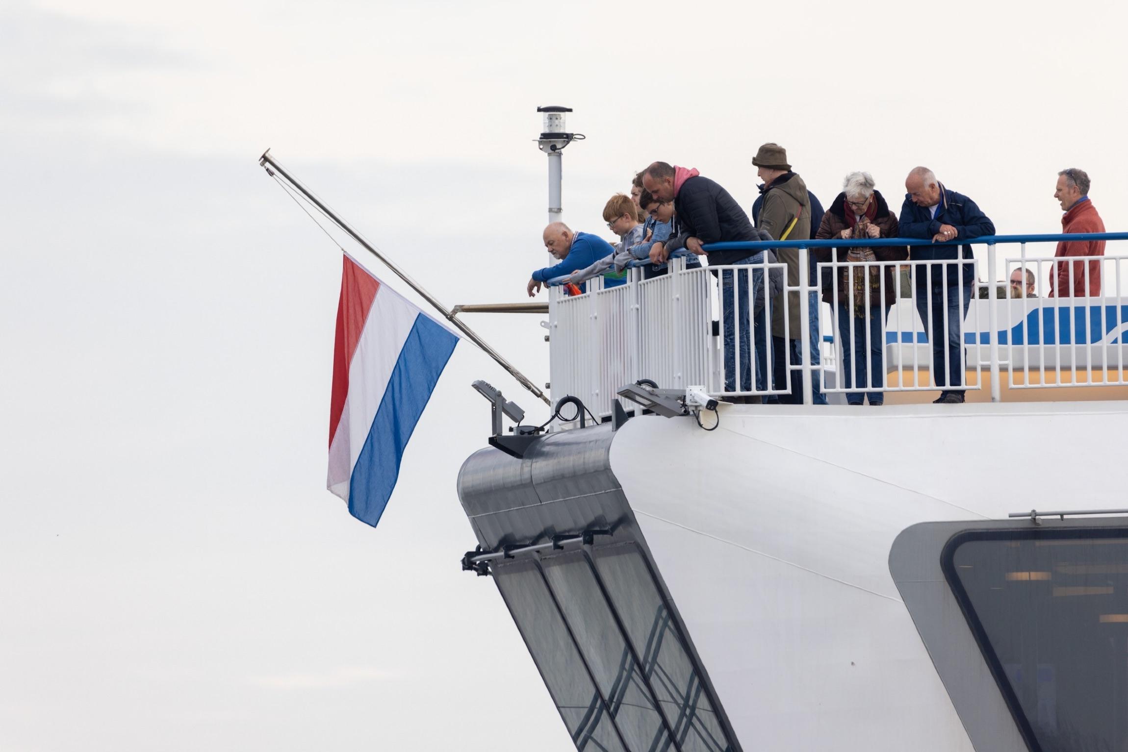 De vlag halfstok op de veerboten van rederij Doeksen, een dag na de fatale aanvaring op de Waddenzee. FOTO CAMJO MEDIA