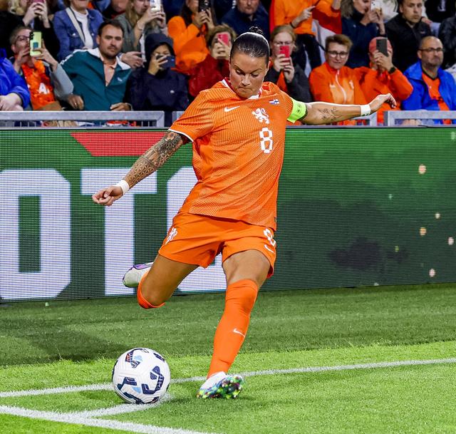 Sherida Spitse neemt een corner voor Oranje. 'Het is prima dat ik er niet meer bij ben. Ik ben alleen maar heel trots op de meiden.'