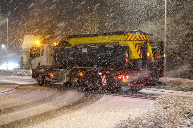 Strooiwagen in actie tijdens de sneeuwbuien. 