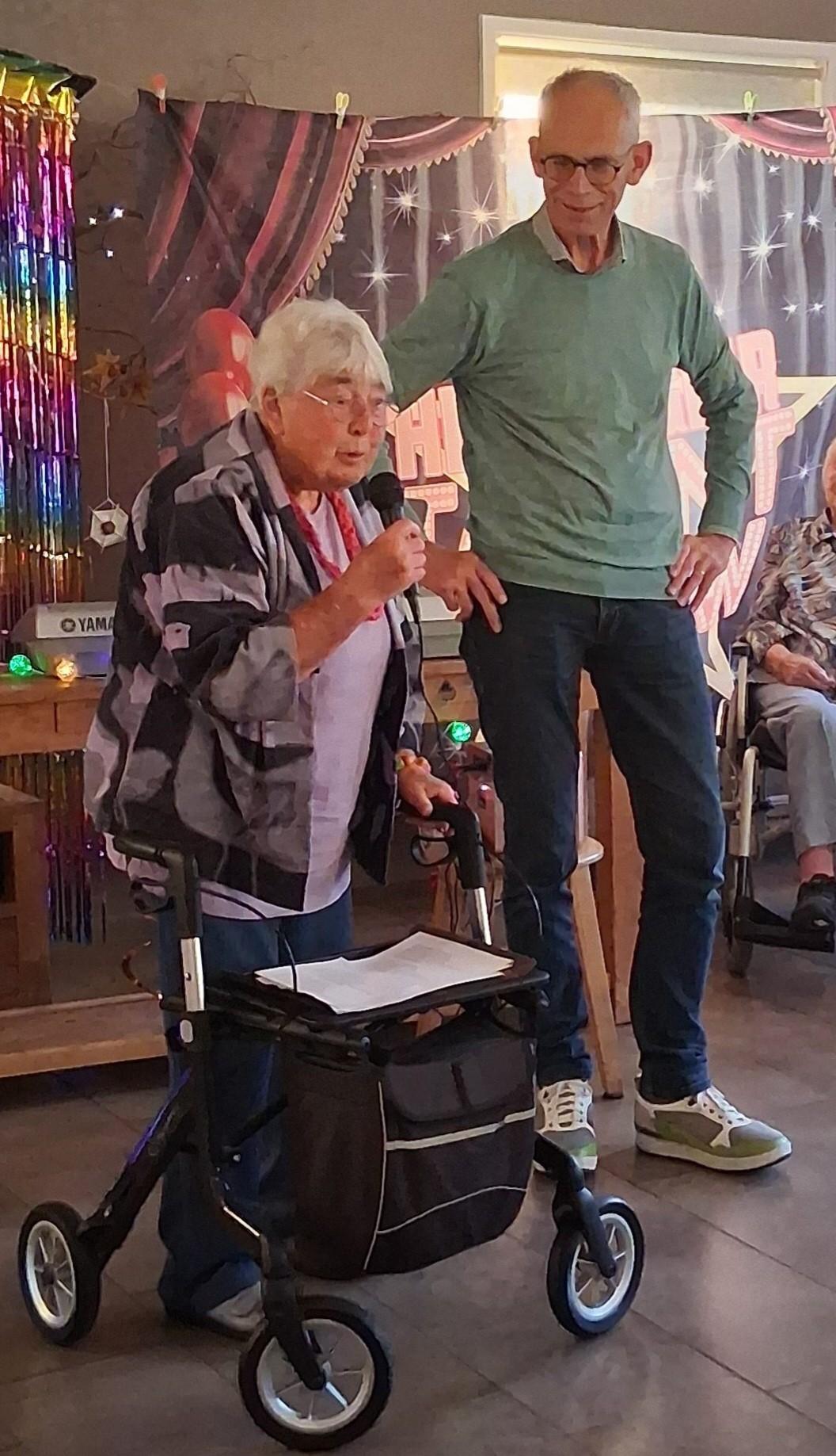 Gerda Tolk tijdens een talentenjacht in de Herbergier, waar ze samen met zoon IJde Jan Zagema (rechts) het voor haar begrafenis bestemde nummer 'Ik zou wel eens willen weten' zong.
