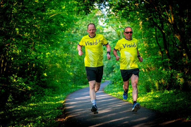 Marcel Aalbers (rechts) heeft nog drie procent zicht en traint met Dirk Jan Posthumus.
