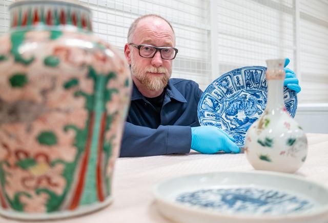 Directeur Eelco van der Lingen tussen de gerestaureerde objecten in het depot.