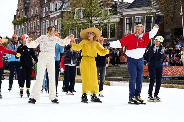 Prinses Ariane, koningin Máxima en koning Willem-Alexander schaatsen in Dokkum: het hoogtepunt van de dag. 