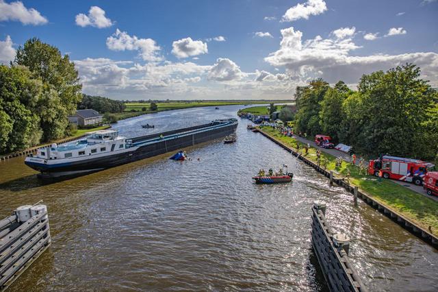 Maandagmiddag vond bij Warten een aanvaring plaats tussen een kajuitjacht en een binnenvaartschip.