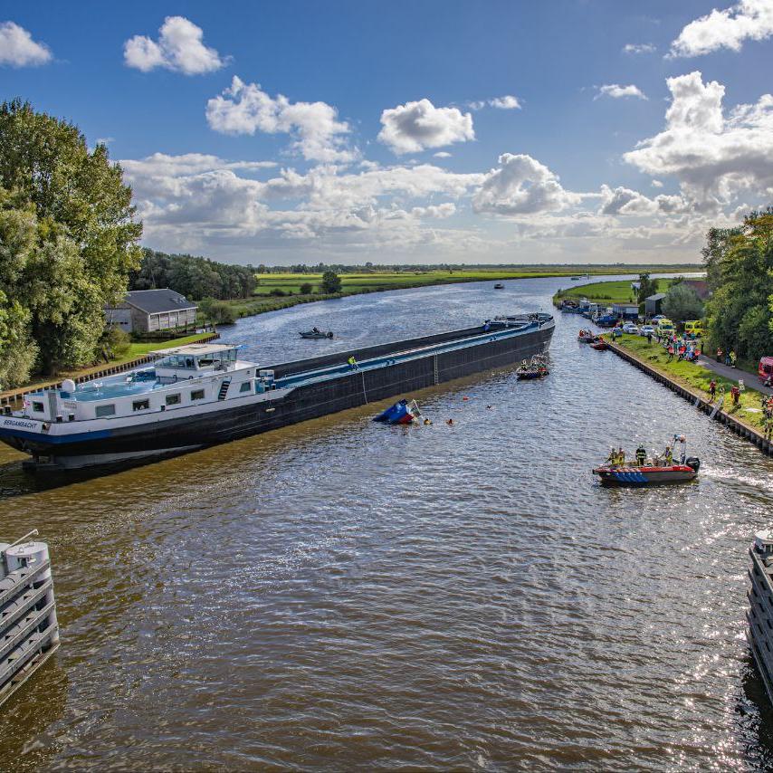 Maandagmiddag vond bij Warten een aanvaring plaats tussen een kajuitjacht en een binnenvaartschip.