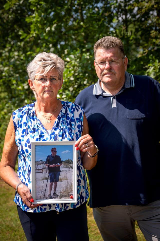 Luitzen en Ypie Booi met een portret van hun doodgeschoten zoon Andries. ,,Us Andries hie gjin ‘skijn’ fan kâns.’’