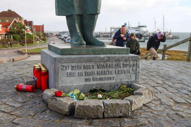 Bloemen bij het Zeeliedenmonument op Terschelling een paar dagen na het ongeluk.