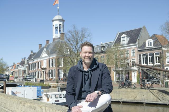 Geboren Dokkumer Sipke Jan Bousema loopt maandag met de koninklijke familie door de stad.