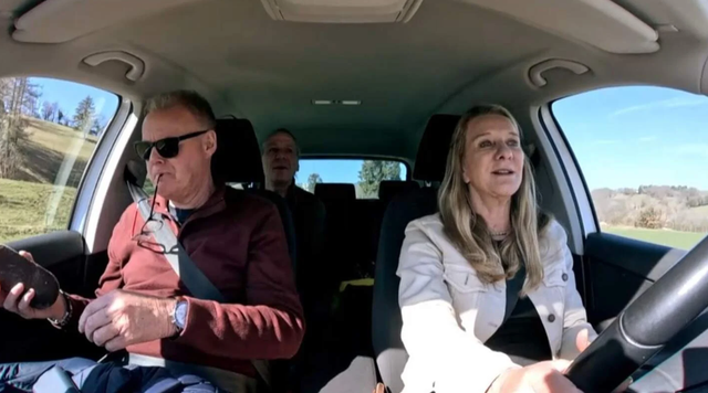 Peter werd tijdens de eerste autorit veroordeeld tot een plek op de achterbank.