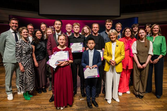 Alle prijswinnaars van de finale van het Prinses Christina Concours plus enkele juryleden en prinses Irene (in geel jasje). Links naast haar, in zwart shirt, Teun van Doorn.