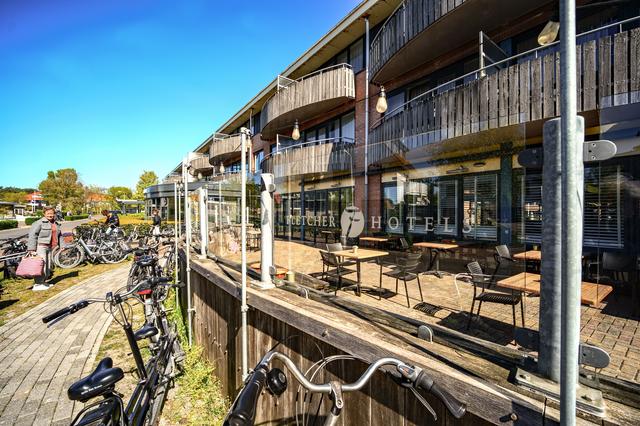 In een zaaltje van het Fletcherhotel Noordsee op Ameland kreeg de gemeenteraad van Tytsjerksteradiel uitleg over het raadswerk.