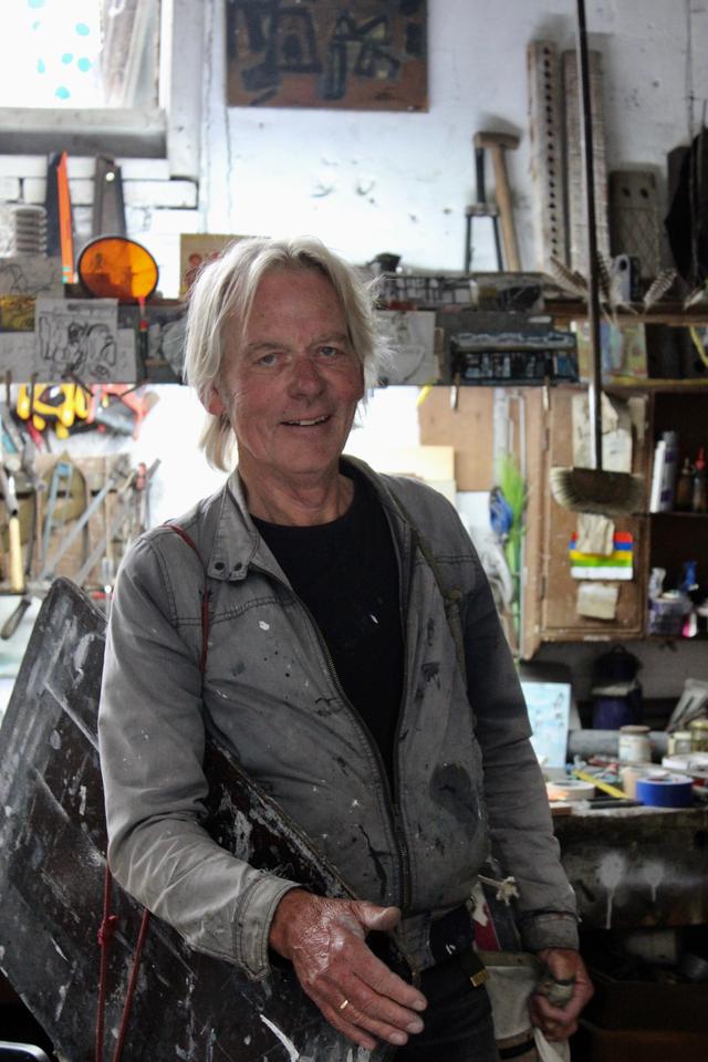 Jan Roos in zijn atelier in Harlingen, klaar om naar buiten te gaan.