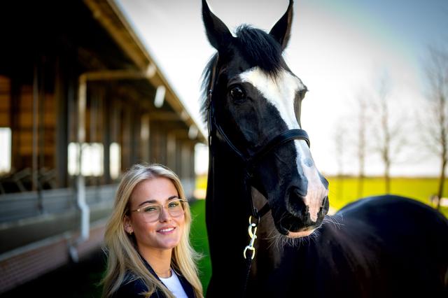 Sytske en haar paard Jip, in Tijnje. 