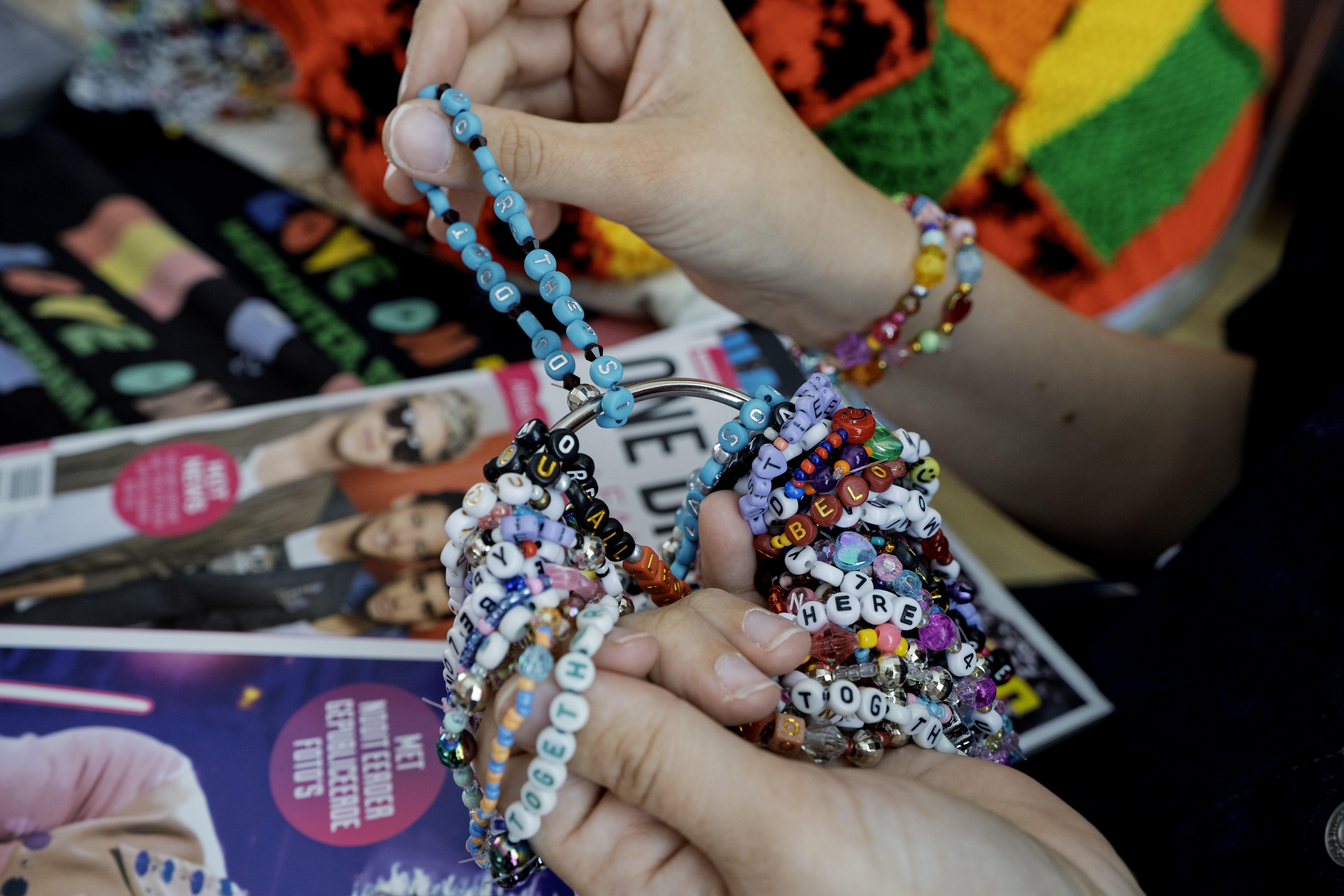 Op de armbandjes staat teksten van liedjes, maar ook bekende uitspraken van Harry. 