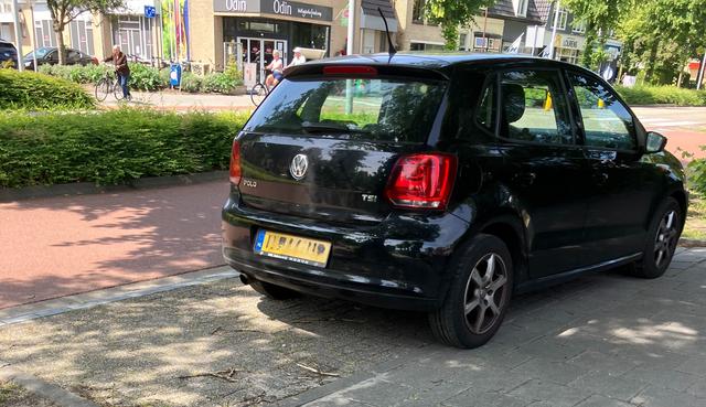 De monteur manoeuvreerde zijn zwarte VW Polo in het parkeerhaventje.
