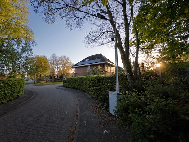 Een mobiele bewakingscamera om de hoek van het hotel in Hurdegaryp.
