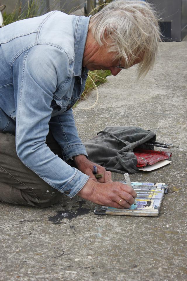 Vaak legde Roos zijn materialen plat neer op het beton van de werf of de haven.