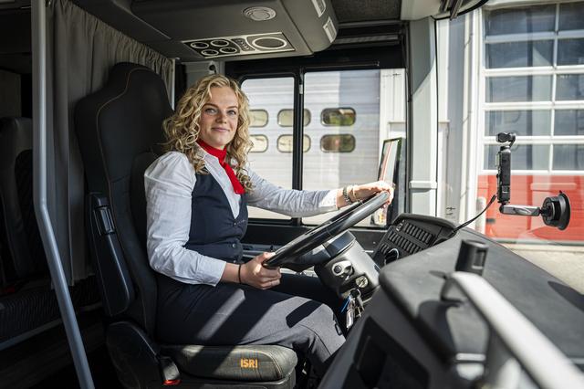 Achter het stuur met een camera op de ruit: zo filmt Tirza haar reizen.