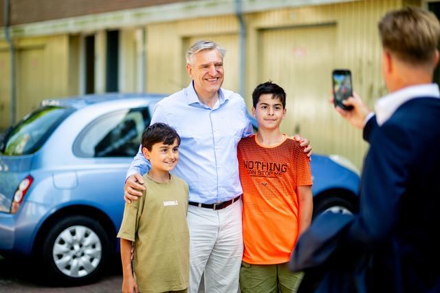 Boran (12) en zijn broertje Tolga (11) willen een selfie met Sybrand Buma. Communicatieadviseur Erik Krikke springt bij. 
