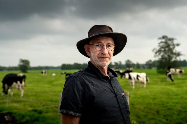Biologische boer Durk Oosterhof heeft zijn kalveren langer bij de moeder.