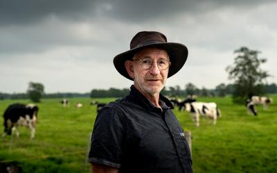 Biologische boer Durk Oosterhof heeft zijn kalveren langer bij de moeder.
