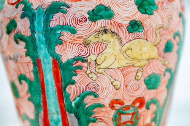 De vaas (1680) met decor van paarden en gelukssymbolen na restauratie.